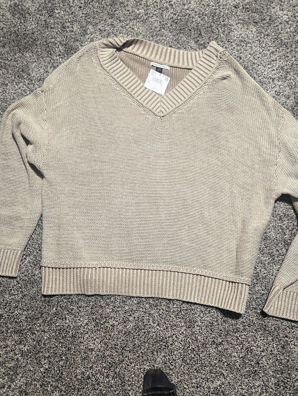 American Eagle V-Neck Sweater in Beige Size Large NWT